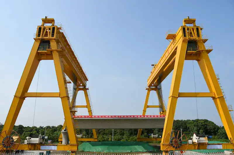 Gantry crane erection with transport