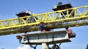 Bridge launching gantry operating in complex mountain terrain