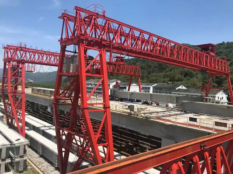 Notre gamme s'étend des grands portiques de lancement de ponts aux ponts roulants de levage de poutres performants et aux systèmes complexes de transport de poutres.