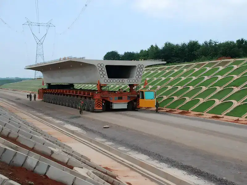 Notre gamme s'étend des grands portiques de lancement de ponts aux ponts roulants de levage de poutres performants et aux systèmes complexes de transport de poutres.