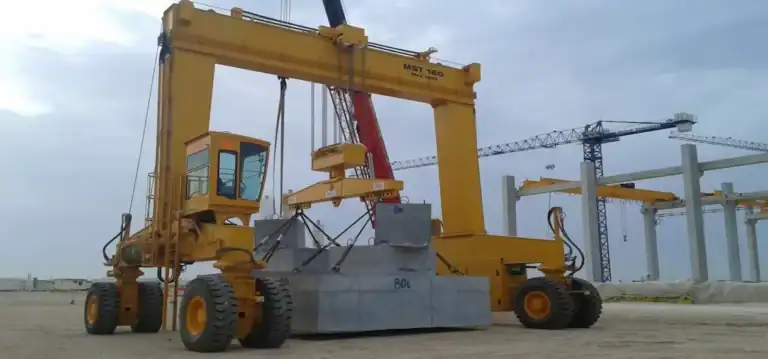 Pengangkut Straddle 160t untuk Pengendalian Girder Jambatan Pratuang di Indonesia
